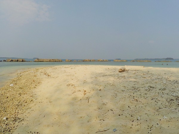 Pulau Bulat pasirnya putih dan airnya tampak jernih. Duduk-duduk di pinggir pantai sambil menikmati pemandangan sekitar pun cukup menyenangkan (Kurnia/detikTravel)