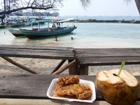 Jika lapar dan tidak bawa bekal, jangan khawatir. Ada pedagang yang menjual kelapa muda dan aneka jajanan seperti gorengan (Kurnia/detikTravel)