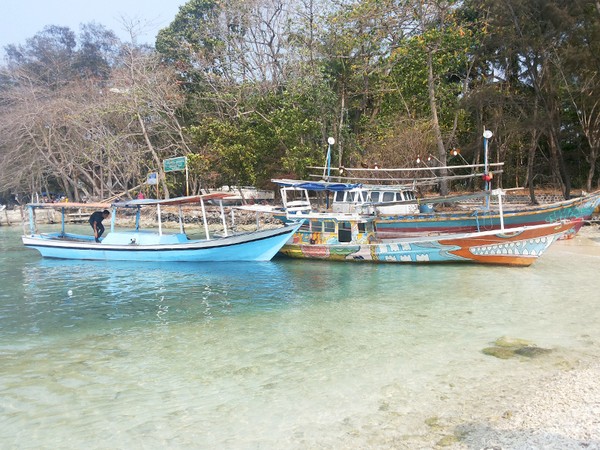 Kalau berangkat dari Pulau Harapan yang biasanya menjadi tempat menginap, Pulau Bulat cukup mudah dicapai. Traveler bisa menyewa kapal dan berlayar sekitar 15 menit hingga Pulau Bulat (Kurnia/detikTravel)