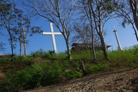 Bukit Harapan masuk dalam kawasan Pantai Lakban. Traveler harus menaiki anak tangga untuk tiba di atas bukitnya yang memiliki salib raksasa dan menara bulan sabit dan bintang. Simbol dari umat Nasrani dan Muslim (Reno/detikTravel)
