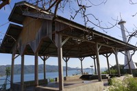 Salib raksasa dan menara bulan sabit dan bintang yang ada di atas bukit itu simbol kerukunan beragama. Mayoritas di sini masyarakatnya muslim dan nasrani ujar Indri, masayarakat setempat (Reno/detikTravel)