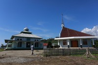 da pula bangunan masjid dan gereja yang posisinya berhadapan. Masyarakat setempat, yang Muslim dan nasrani beribadah di rumah ibadahnya masing-masing. Mereka hidup dalam kedamaian dan toleransi yang tinggi. Benar-benar patut dicontoh (Reno/detikTravel)
