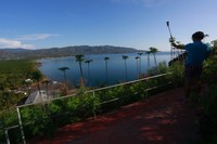 Dari atas Bukit Harapan, traveler juga dapat melihat hamparan biru laut dan lekukan cantik Pantai Lakban. Silakan berfoto-foto sepuasnya dan merasakan kerukunan agama di sana (Reno/detikTravel)