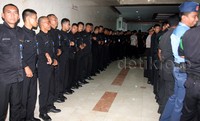 Puluhan Pamdal DPR sudah membuat pagar betis menyambutnya, namun Novanto tak lewat situ. Pool/Lamhot Aritonang/detikFoto.