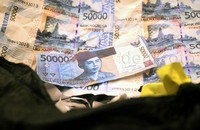 Uang palsu dari berbagai mata uang asing berhasil diamankan sebelum diedarkan.
