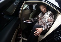 Anggota BPK Eddy Mulyadi Soepardi memasuki mobilnya untuk meninggalkan Gedung KPK.