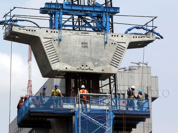Pemasangan Box Girder di Tiang Jalan Layang Busway