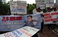 Mereka menilai Olly Dondokambey terlibat kasus dugaan korupsi megaproyek Hambalang.