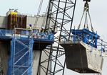 Pemasangan Box Girder di Tiang Jalan Layang Busway