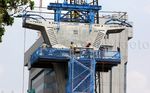 Pemasangan Box Girder di Tiang Jalan Layang Busway