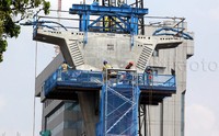 Jalan layang itu akan memiliki panjang 9,3 kilometer dengan lebar 9 meter, yang terbagi dua arah dengan ketinggian bervariasi antara 18 meter dan 23 meter sesuai dengan letak dan tata ruang kondisi ruas jalan di bawahnya.
