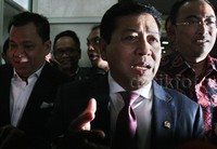 Saat berbicara, dia didampingi oleh pengacaranya Firman Wijaya. Ada pula politikus Golkar Roem Kono dan Nurul Arifin yang merupakan staf khusus Ketua DPR. Lamhot Aritonang/detikFoto.