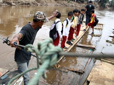 Menyeberangi Sungai untuk Mengejar Cita-cita