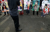 Sejumlah pelukis melakukan aksi unjuk rasa di depan gedung DPR, Jakarta.