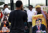 Perwakilan demonstran berorasi.