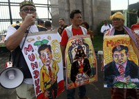 Mereka menuntut agar Ketua DPR Setya Novanto mundur dari jabatannya terkait dengan skandal papa minta saham PT. Freeport.