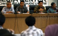 Ketua KPU Husni Kamil Manik beserta Komisioner Komisi Pemilihan Umum (KPU) saat peluncuran aplikasi sistem penghitungan atau Situng di Gedung KPU, Jakarta, Senin (7/12/2015).
