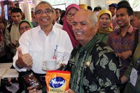 Sekretaris Jenderal Kementerian Pekerjaan Umum dan Perumahan Rakyat (PUPR), Taufik Widjoyono mencoba kopi andalan Kabupaten Enrekang Sulsel. Pool/Kementerian PUPR.