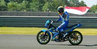 Andreas mengibarkan bendera merah putih usai menjadi juara Suzuki Asian Challenge (SAC) 2015. Ist/Suzuki.