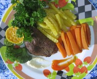 Kreasi steak maranggi dibuat dari daging sapi dengan bumbu maranggi yang khas. Pelengkapnya berupa kentang goreng dan sayuran segar.