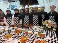 Siswa SMP 2 Purwakarta yang kompak bekerja sama dalam pembuatan steak maranggi.