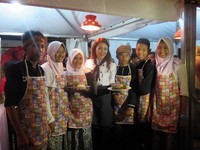 Para peserta bergantian foto dengan Chef Aiko di akhir acara.