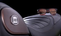 Tak hanya itu, dalam kesempatan yang sama juga dipamerkan koleksi kacamata Italia Independent untuk melengkapi tampilan motor asal Italia itu. Ist/Ducati.