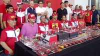 Anggota FDOCI memamerkan replika mobil Ferrari di Showroom Ferrari Jakarta.