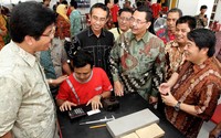 (Kiri ke kanan) Kepala Dinas Pendidikan Provinsi Jawa Timur Syaiful Rachman, Deputy Head of Corporate Communication AHM Ahmad Muhibbuddin, Deputy Bidang Pengembangan Pemuda Kemenpora Sakhyan Asmara, Senior Manager Technical Service Training AHM Handy Hariko meninjau pelatihan guru SMK Kurikulum Teknik Sepeda Motor (KTSM) Honda di Gedung Learning Center PT Mitra Pinasthika Mulia, Sidoarjo.