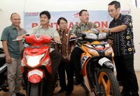 (Kiri ke kanan) Deputy Head Technical Service Division PT MPM Satyo Prahnowo, Kepala Dinas Pendidikan Provinsi Jawa Timur Syaiful Rachman, Senior Manager Technical Service Training AHM Handy Hariko, Deputy Bidang Pengembangan Pemuda Kemenpora Sakhyan Asmara, dan Deputy Head of Corporate Communication AHM Ahmad Muhibbuddin menunjukkan sepeda motor yang akan didonasikan kepada 16 SMK yang melakukan MOU implementasi program SMK KTSM Honda.