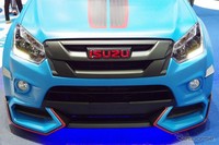 Untuk mempertegas nama safety car, pada bagian atas mobil terdapat lampu LED emergency yang dapat digunakan pada saat darurat. Isuzu D-Max Safety Car 1.9Ddi Blue Power dipasarkan dengan harga 220.900 baht atau sekitar Rp 85,3 juta. Pool/dok Response.