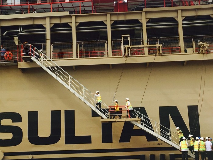 Ini Penampakan Jokowi Saat Naik Kapal Genset Raksasa