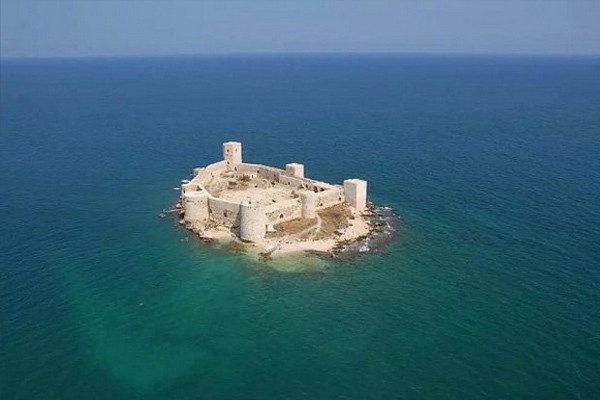 Makassar Punya Masjid Terapung, Turki Punya Kastil Terapung