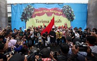 Mereka antara lain tergabung dalam ICW, Perempuan Antikorupsi, Yapika, TII dan grup musik Efek Rumah Kaca.