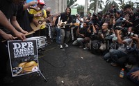 Efek Rumah Kaca menghibur pendemo.