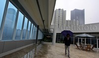 Warga tetap beraktivitas meski hujan mengguyur kawasan Epicentrum, Jakarta Selatan.