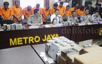 Kapolda Metro Jaya Irjen Pol Tito Karnavian (tengah) didampingi Kabid Humas Polda Metro Jaya Kombes Pol M Iqbal (kiri) dan Dirkrimum Polda Metro Kombes Krishna Murti (dua dari kiri) menggelar jumpa pers, Selasa (8/12/2015). Pool/Rengga Sancaya/detikFoto.