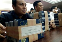 Kasubdit Jatanras AKBP Herry Heryawan (kiri) menunjukkan barang bukti. Pool/Mei Amelia R/detikFoto.