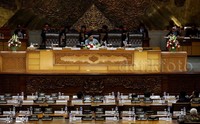 Rapat paripurna DPR malam ini untuk mengesahkan dua RUU krusial diputuskan ditunda minggu depan. Penundaan itu karena banyak anggota yang bolos alias tidak hadir.