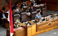 Rapat digelar di ruang rapat paripurna gedung DPR, Jakarta, Selasa (8/12/2015). Rapat dimulai pukul 20.17 WIB dipimpin oleh Fahri Hamzah. Seharusnya rapat paripurna malam hari ini mengagendakan penetapan RUU KPK dan Tax Amnesty menjadi RUU inisiatif DPR.
