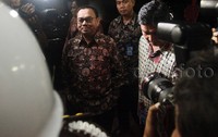 Sudirman tak banyak bicara dan langsung masuk ke dalam gedung Jampidsus. Sudirman memang telah dimintai keterangan pada Senin (7/12) kemarin terkait hal serupa.