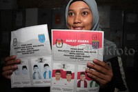 Petugas memperlihatkan surat suara yang rusak. Lamhot Aritonang/detikFoto.