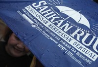 Hujan tak menyurutkan semangat pengunjukrasa.
