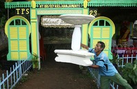Anggota Kelompok Panitia Pemungutan Suara (KPPS) di TPS 23 yang berlokasi di Jalan Bungur 2 Rt. 02 Rw.07 Kampung Pedurenan, Harjamukti, Cimanggis, Depok, menyelesaikan pembuatan TPS, Selasa (08/12/2015).