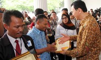 Ahok menyerahkan piagam kepada Juara Harapan I. Ist/Blue Bird.