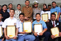 Ahok foto bersama peraih penghargaan Awak Kendaraan Umum Teladan (AKUT) DKI 2015. Ist/Blue Bird.
