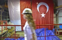 Bendera Indonesia dan Turki dipasang di dalam kapal. CNN Indonesia/Adhi Wicaksono.