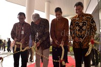 Pemotongan rangkaian bunga sebagai tanda diresmikannya gedung baru LKPP.