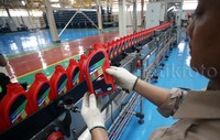 Pekerja mengecek kemasan pelumas Pertamina.
