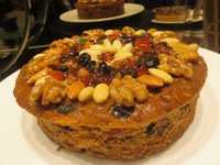 Cake lembut berserat ini berisi aneka jenis kacang-kacangan dan juga buah kering. Rasanya manis dan cocok untuk sajian dessert.